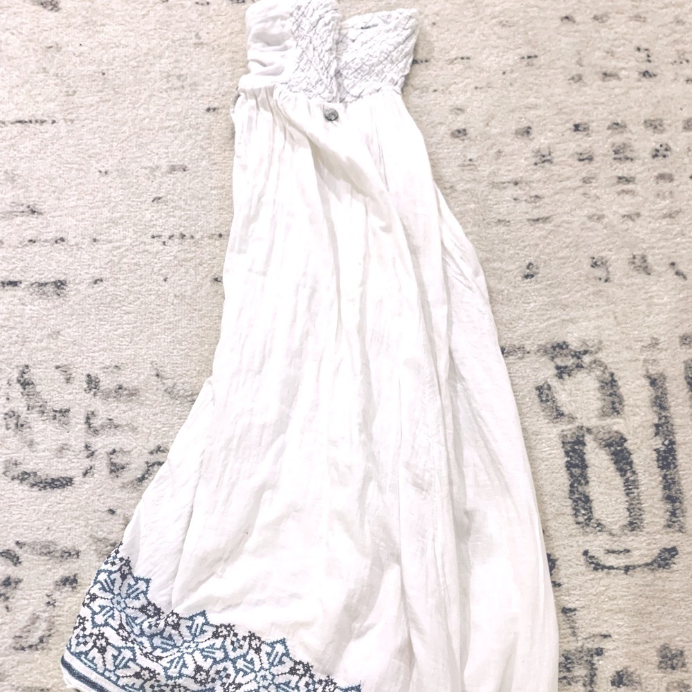 ROXY, BOHO, BEACH, SUMMER DRESS. Beautiful, strapless, embroidered edges.